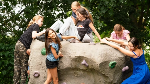 Schüler und Schülerinnen klettern auf dem Pausenhof