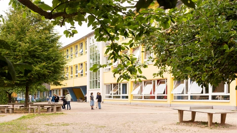 Ein Blick auf den Schulhof, wo Schüler sich in der Pause austauschen.