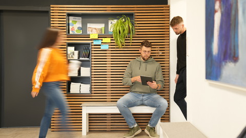 Schüler arbeiten gemeinsam und engagiert an ihren Aufgaben.