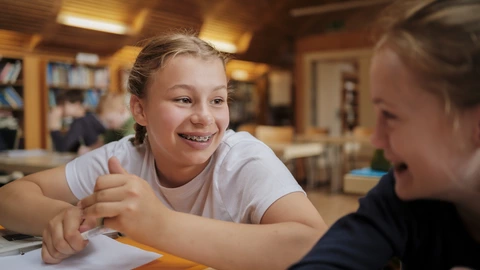 Schülerinnen haben viel Spaß am Lernen und genießen eine inspirierende und motivierende Lernatmosphäre.