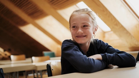 Eine Schülerin ist fokussiert mit ihrem Projekt beschäftigt.