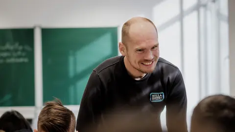 Vision Schule: Eine Lehrer mit Schüler in einem Raum.