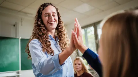 Lehrer in einem Klassenraum.