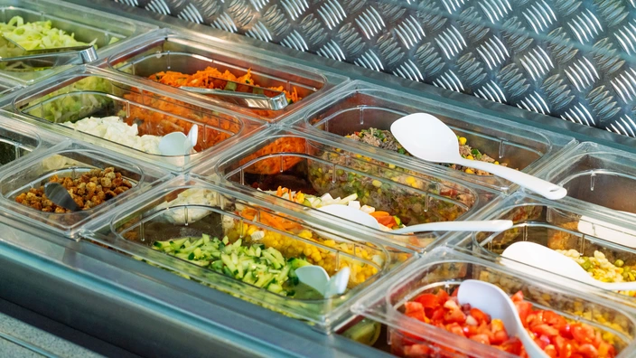 Viele verschiedene Salate am Buffet.