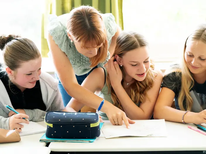 Schüler sind aufmerksam im Klassenraum und beschäftigen sich aktiv mit ihren Lerninhalten.