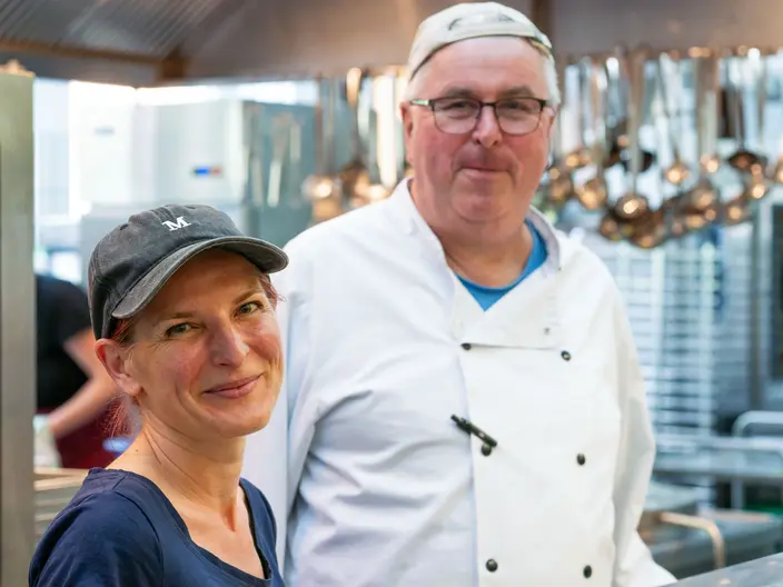 In unserer Mensa kochen Küchenchef Kay Heimbucher und sein Team jeden Tag zwei leckere Gerichte.
